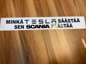 Minkä Tesla säästää, sen Scania päästää -takalasitarra, 10 x 70 cm