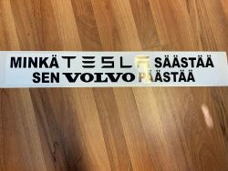 Minkä Tesla säästää, sen Volvo päästää -takalasitarra, 10 x 70 cm
